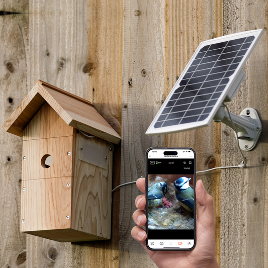Nestkast met camera en zonnepaneel